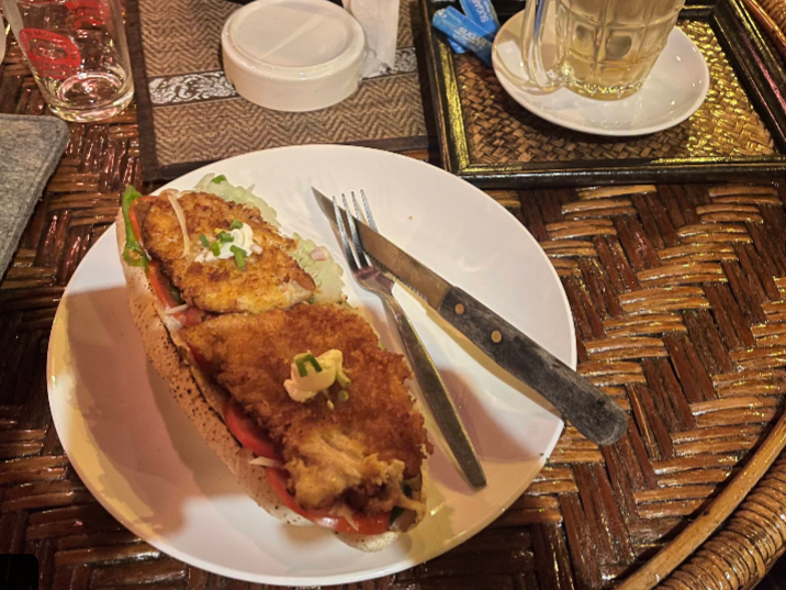 Schnitzel mit Pommes und laotische Gerichte