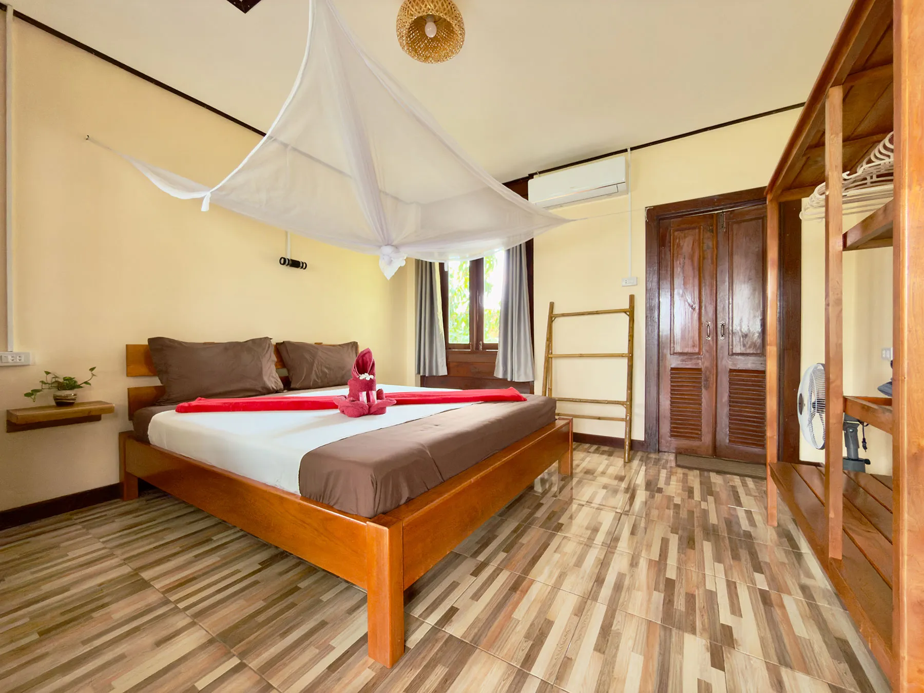 Familienbungalow Mekongblick — Schlafzimmer mit Doppelbett und Moskitonetz