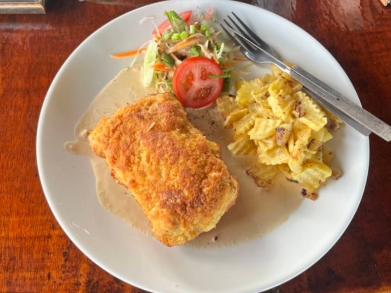 Schnitzel mit Pommes und laotische Gerichte