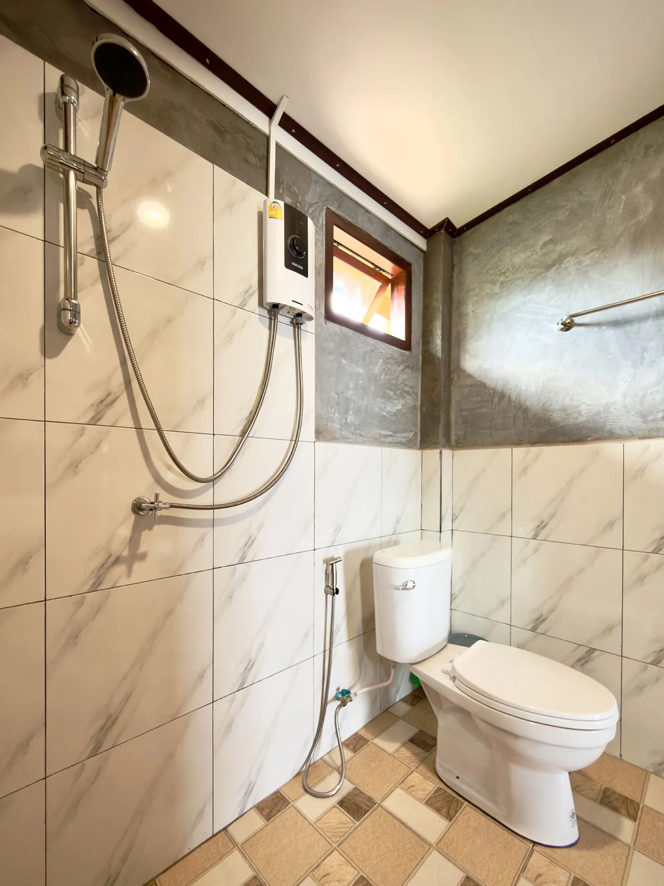 Mekongterrassenzimmer — Badezimmer mit warmer Dusche