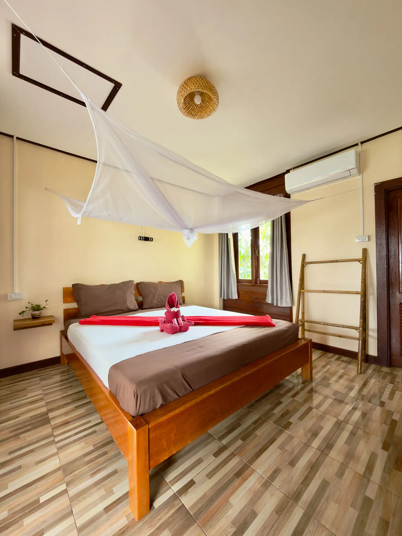 Mekongterrassenzimmer — Schlafzimmer mit Doppelbett und Moskitonetz