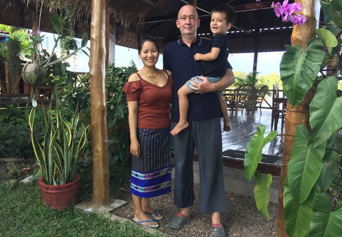 Lutz und Pheng mit Sohn im Garten des Gasthauses