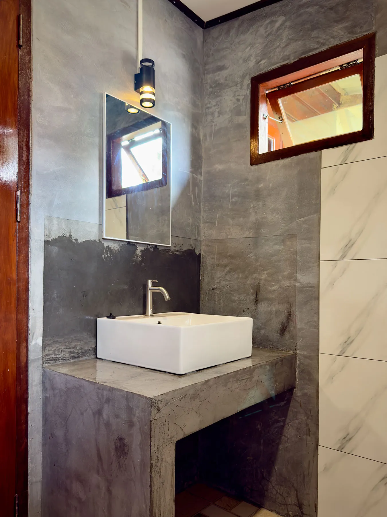 Riverfront Bungalow — Badezimmer mit Betonwaschbecken