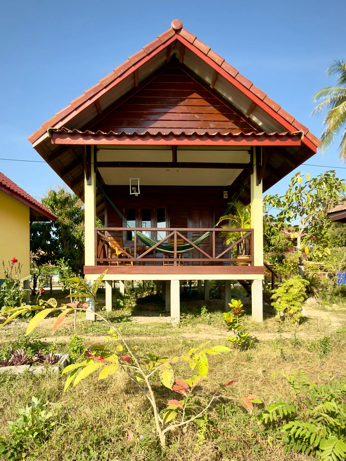 Neu gebauter Bungalow mit rotem Dach und Veranda
