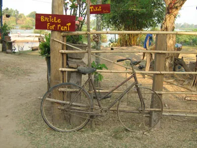 Fahrrad am Verleihschild auf Don Det