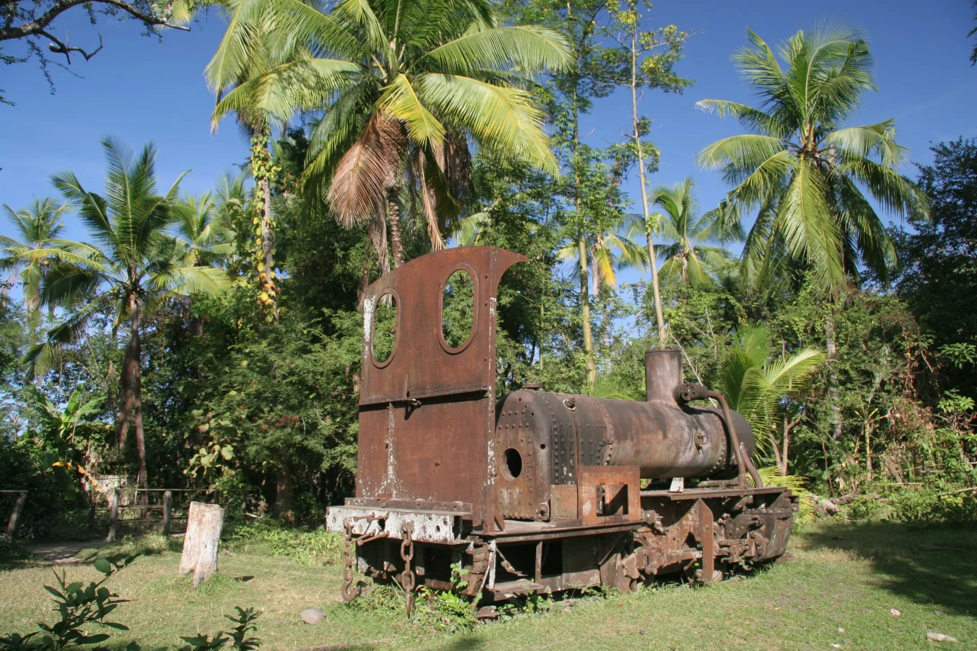 Historische Lokomotive aus der französischen Kolonialzeit