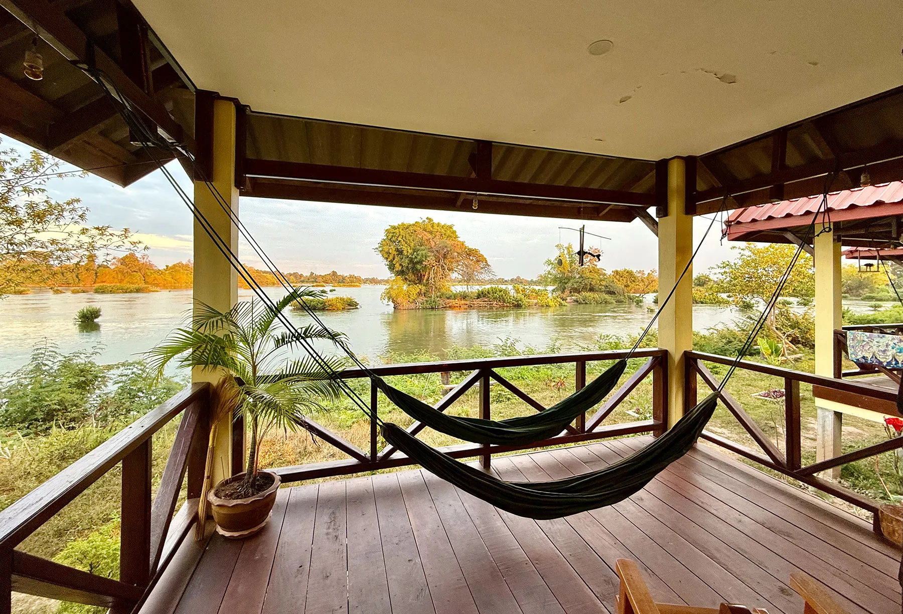 Familienbungalow Mekongblick — Veranda mit Hängematten und Mekong-Blick