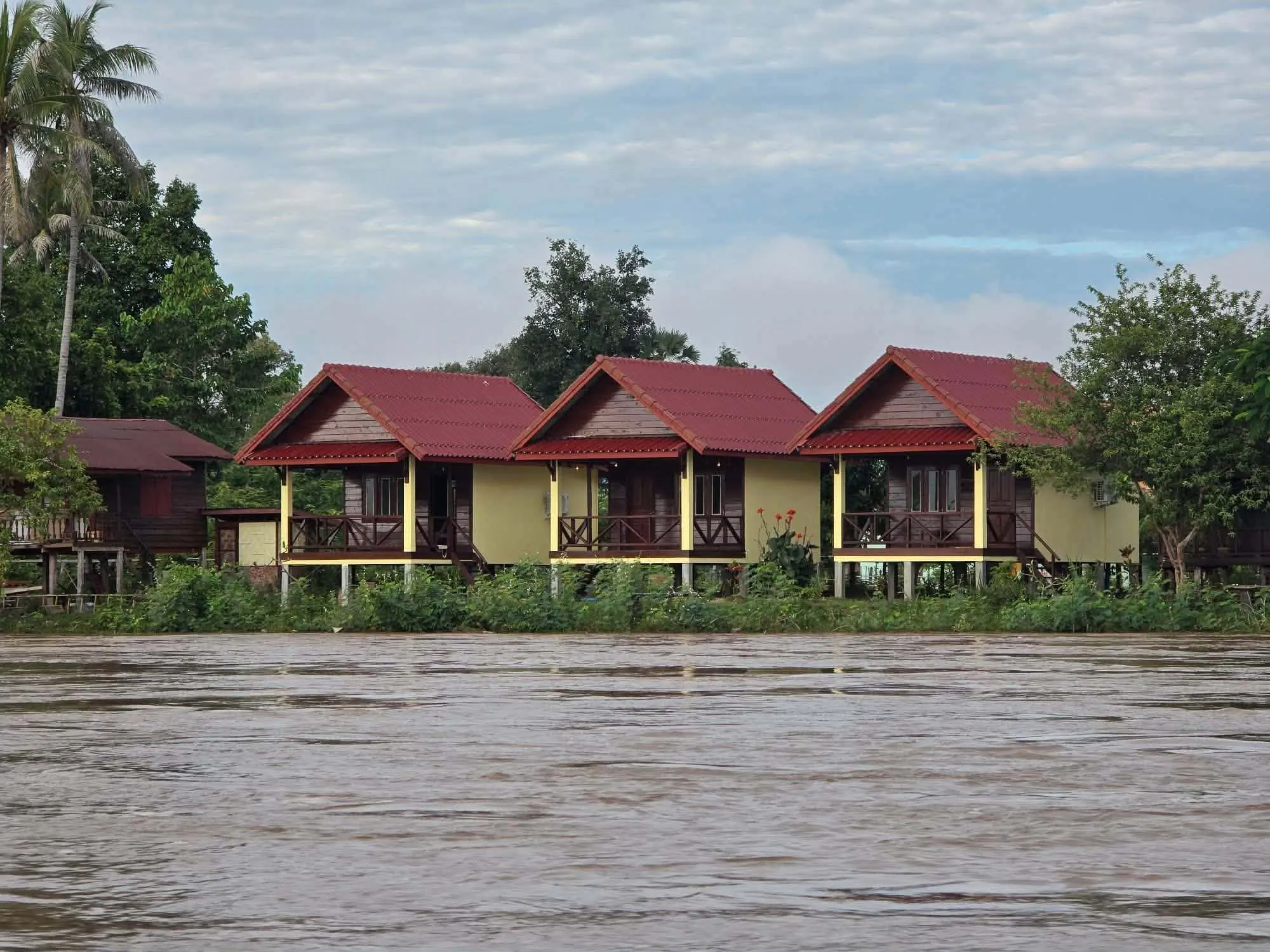 Mekongterrassenzimmer — Mekongterrassenzimmer-Duplex-Bungalow von außen mit Mekong-Blick