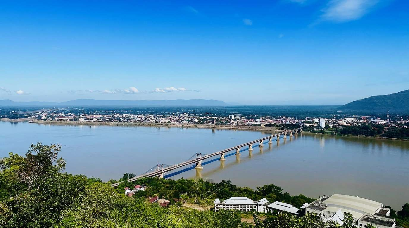 Blick über Pakse und den Mekong